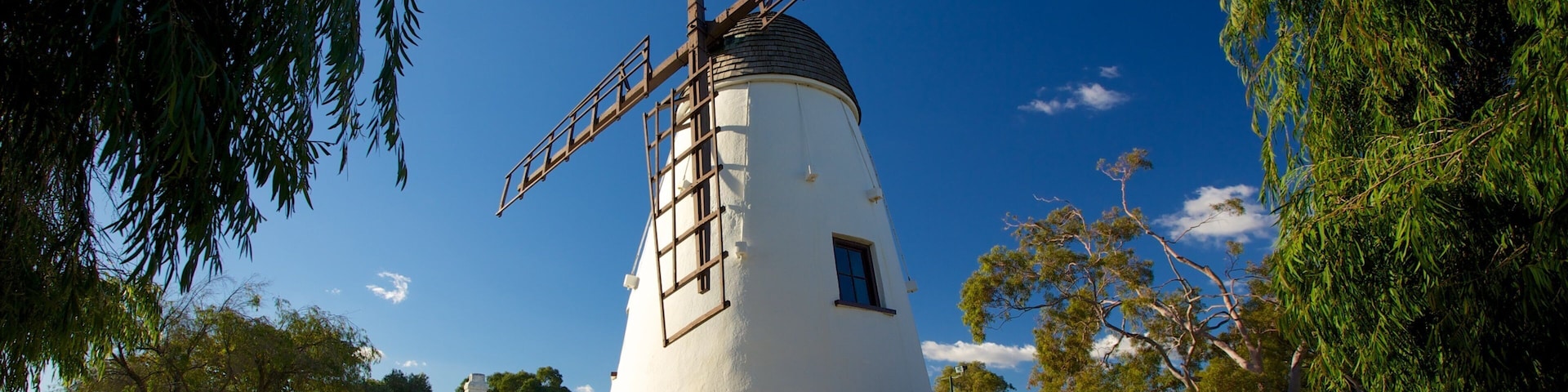 Old Mill que incluye un monumento y un molino de viento