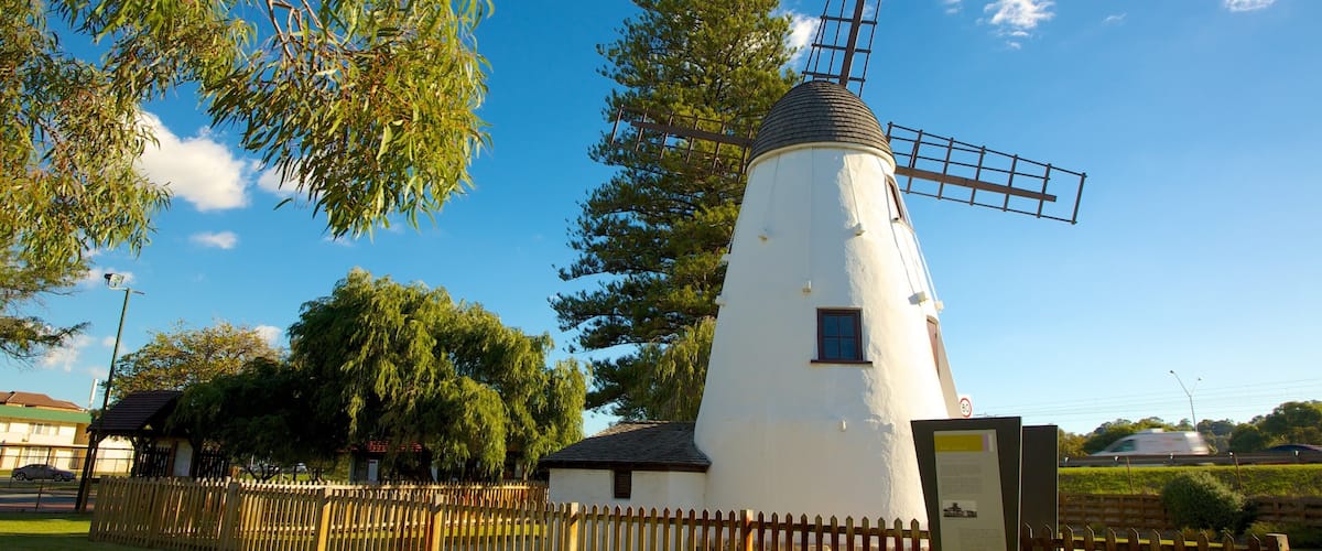 Old Mill que incluye un molino de viento y patrimonio de arquitectura