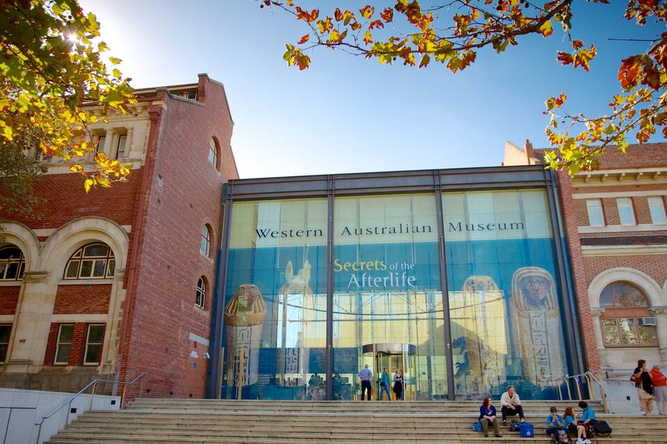 Het West-Australische Museum, met een grote glazen gevel en een bord met de tekst 'Geheimen van het hiernamaals'.