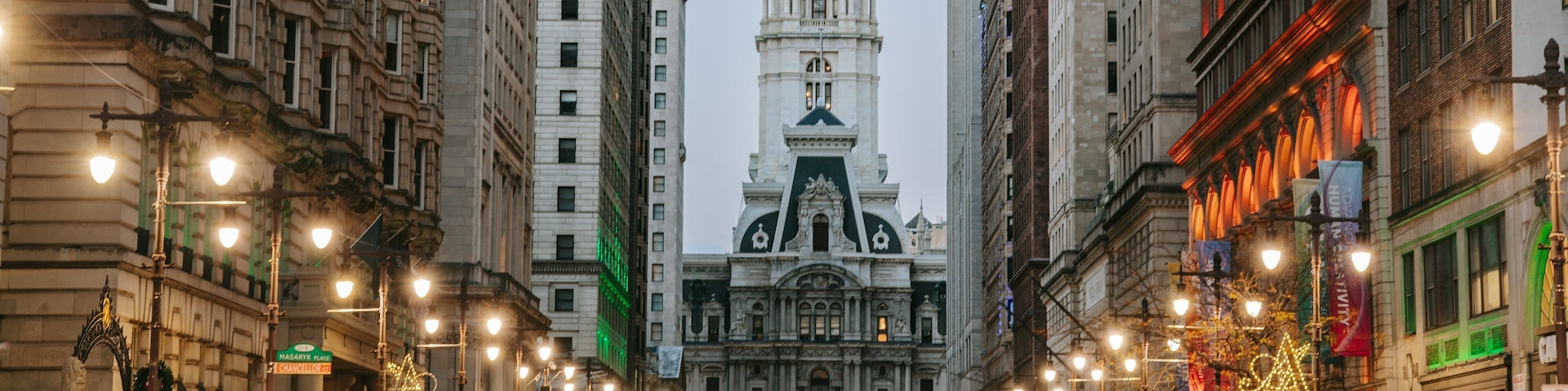 City Hall featuring street scenes, heritage architecture and a city