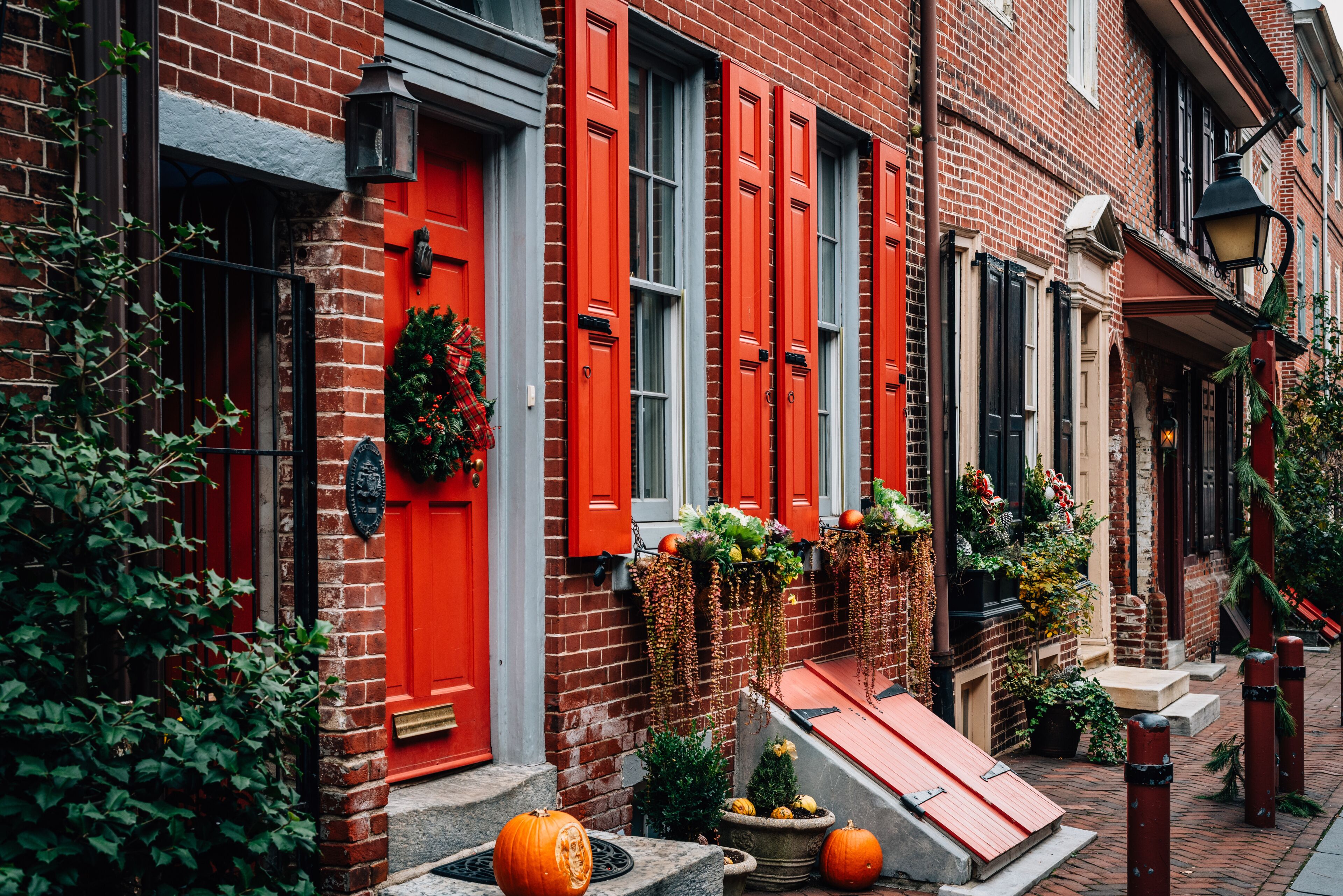 Houses in Elfreth's Alley, in Old City, Philadelphia, Pennsylvania.