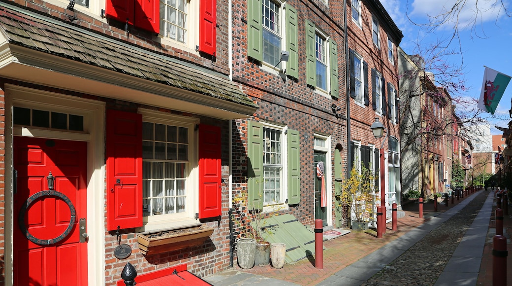 Elfreth's Alley - historic 18th century street in Philadelphia, Pennsylvania