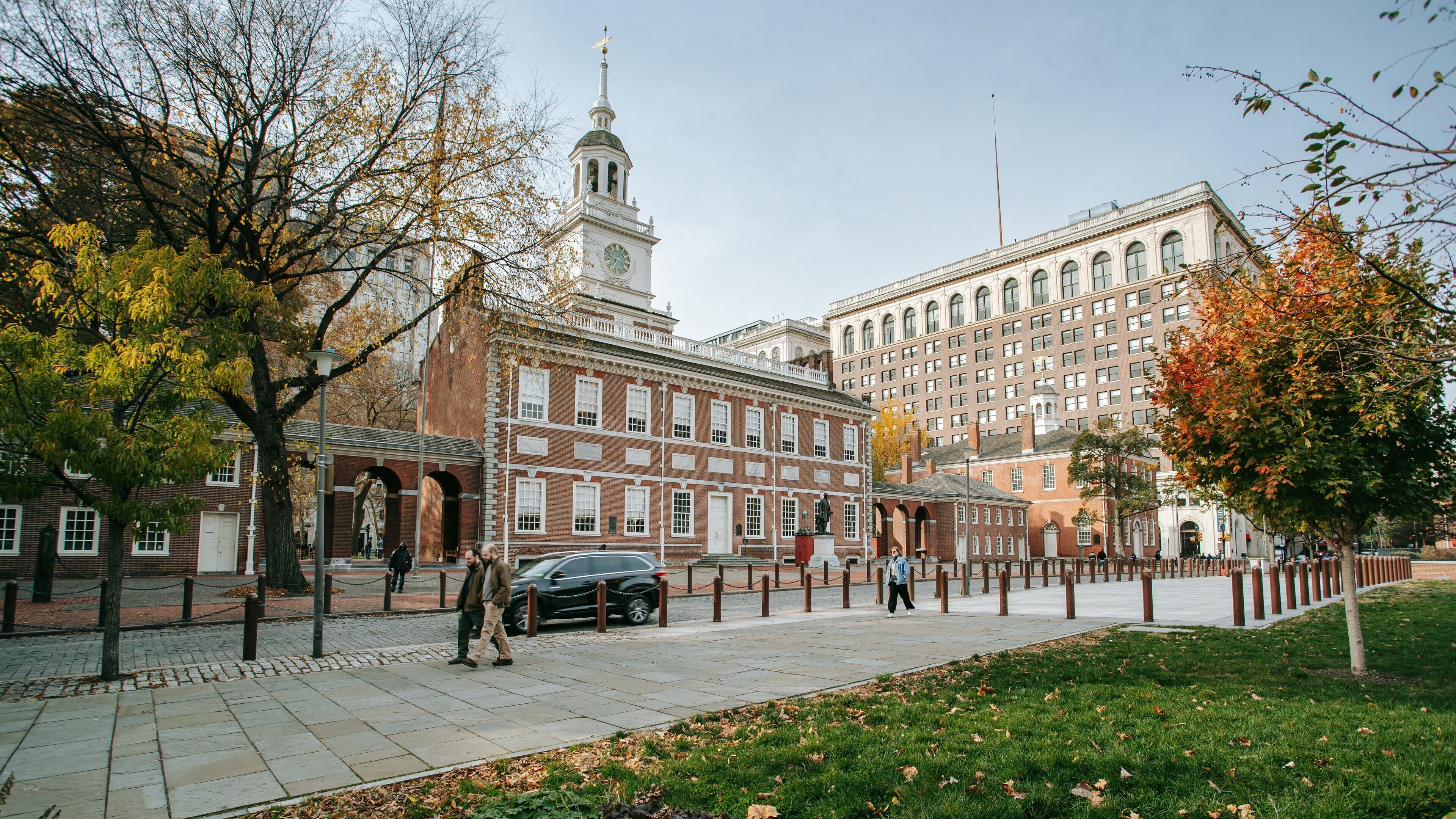 Independence Hall which includes a city, heritage architecture and street scenes