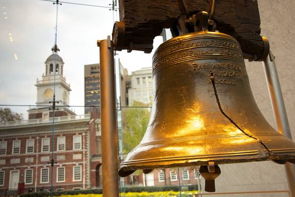 Liberty Bell Center som viser historiske bygningsværker, en by og et monument