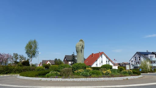 Bad Sassendorf – Kreisverkehr Schützenstraße mit der Skulptur "Lebenskeim" von Stephen Lawson
