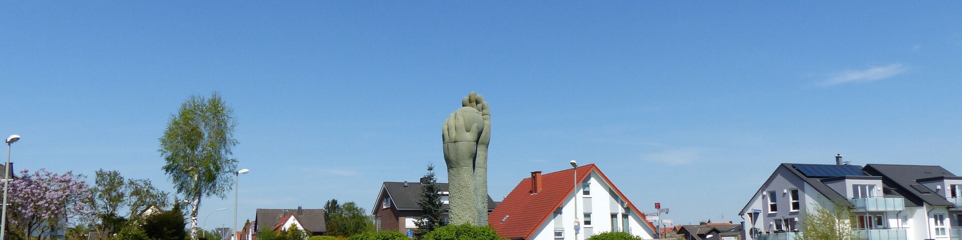 Bad Sassendorf – Kreisverkehr Schützenstraße mit der Skulptur "Lebenskeim" von Stephen Lawson