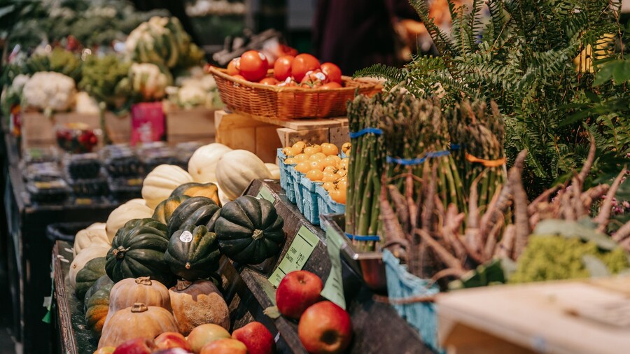 Reading Terminal Market featuring food and markets