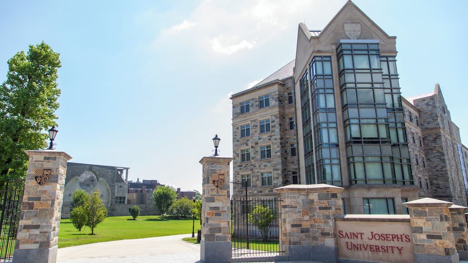 Gebäude der Saint Joseph's University mit Steinarchitektur und blauem Himmel.