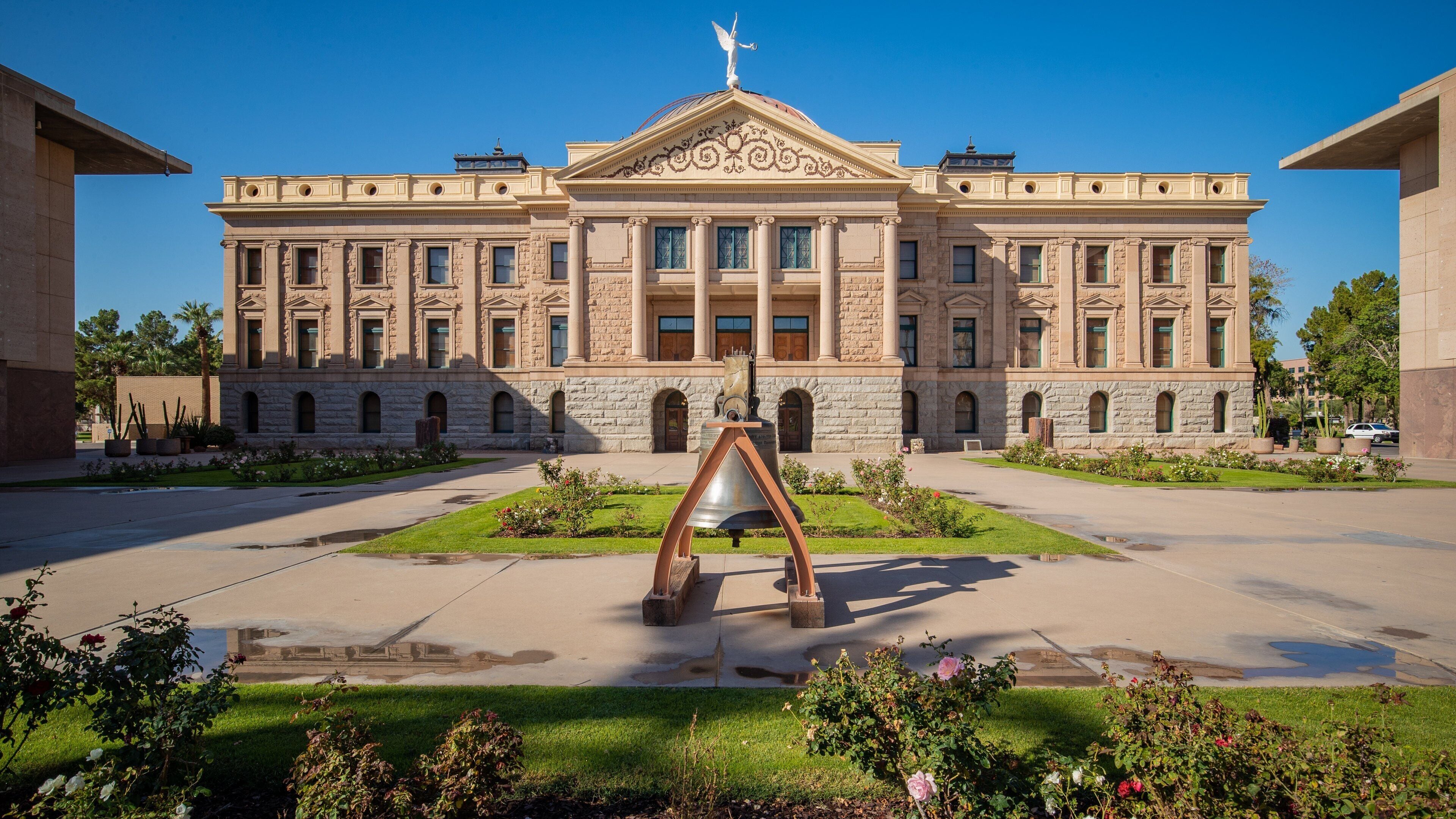 Arizona State Capitol showing an administrative buidling and heritage architecture