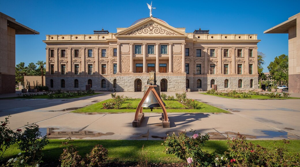 Arizona State Capitol showing an administrative buidling and heritage architecture