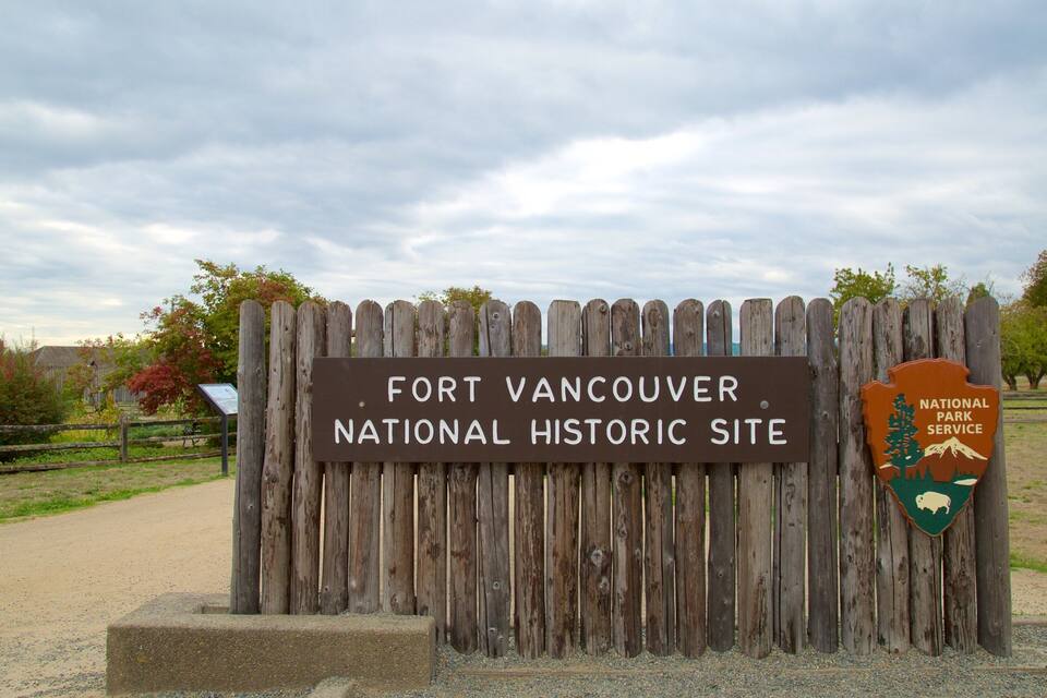 Ett staket av trä med skyltar som visar texten ”Fort Vancouver – ett nationellt historiskt område” och ”National Park Service”.