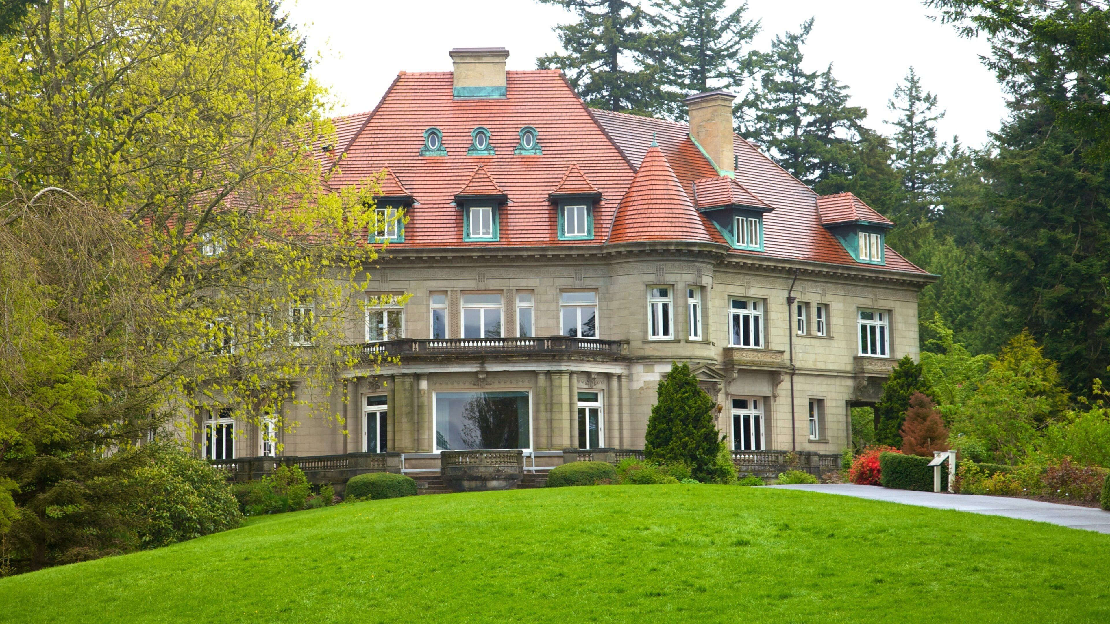 Pittock Mansion presenterar ett hus, historisk arkitektur och ett monument