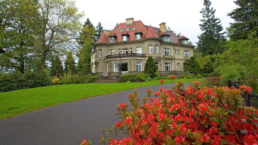 Pittock Mansion mostrando patrimonio de arquitectura, flores y un jardín