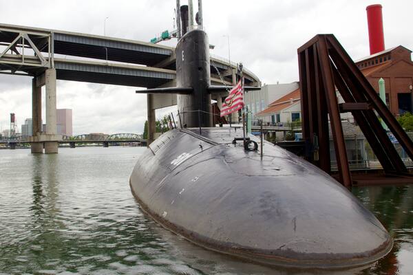 Oregon Museum of Science and Industry mit einem Marina, Skyline und Militärisches