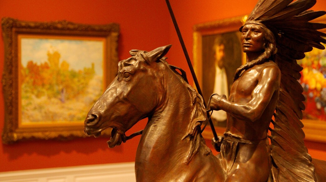 Kunstmuseum van Portland bevat een standbeeld of beeldhouwwerk, kunst en interieur