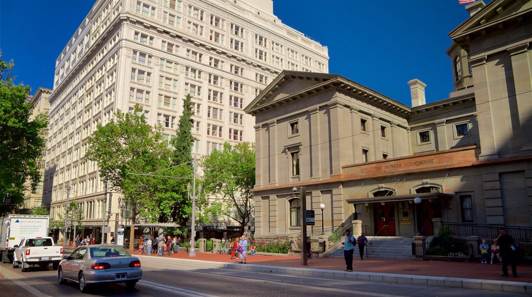 Pioneer Courthouse Square mostrando patrimonio de arquitectura y una ciudad