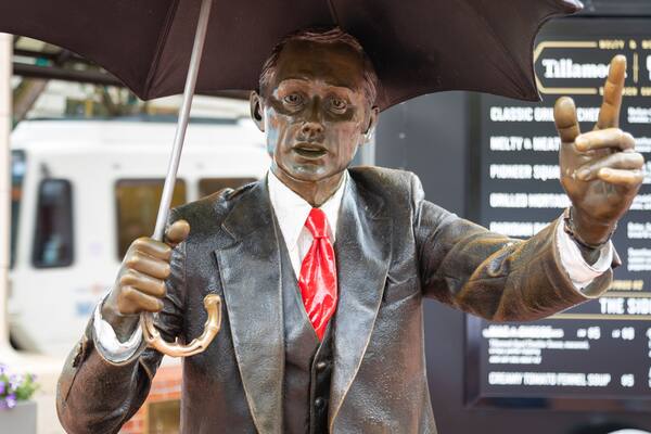 Pioneer Courthouse Square showing a statue or sculpture and outdoor art