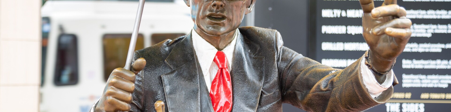 Pioneer Courthouse Square showing a statue or sculpture and outdoor art