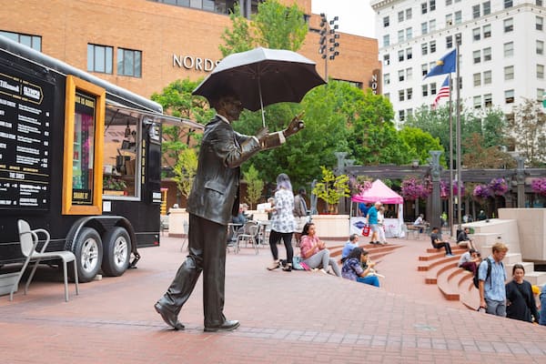 Pioneer Courthouse Square showing outdoor art and a statue or sculpture