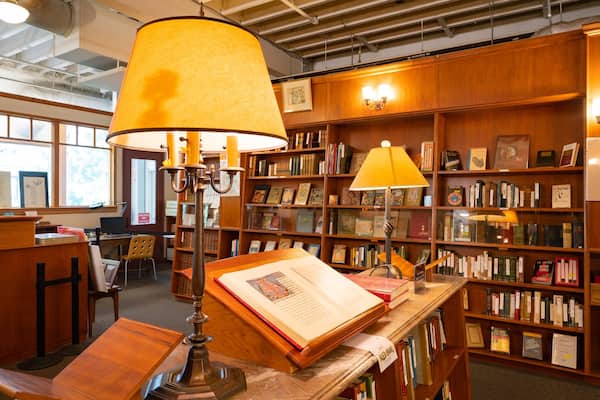 Powell\'s City of Books which includes interior views