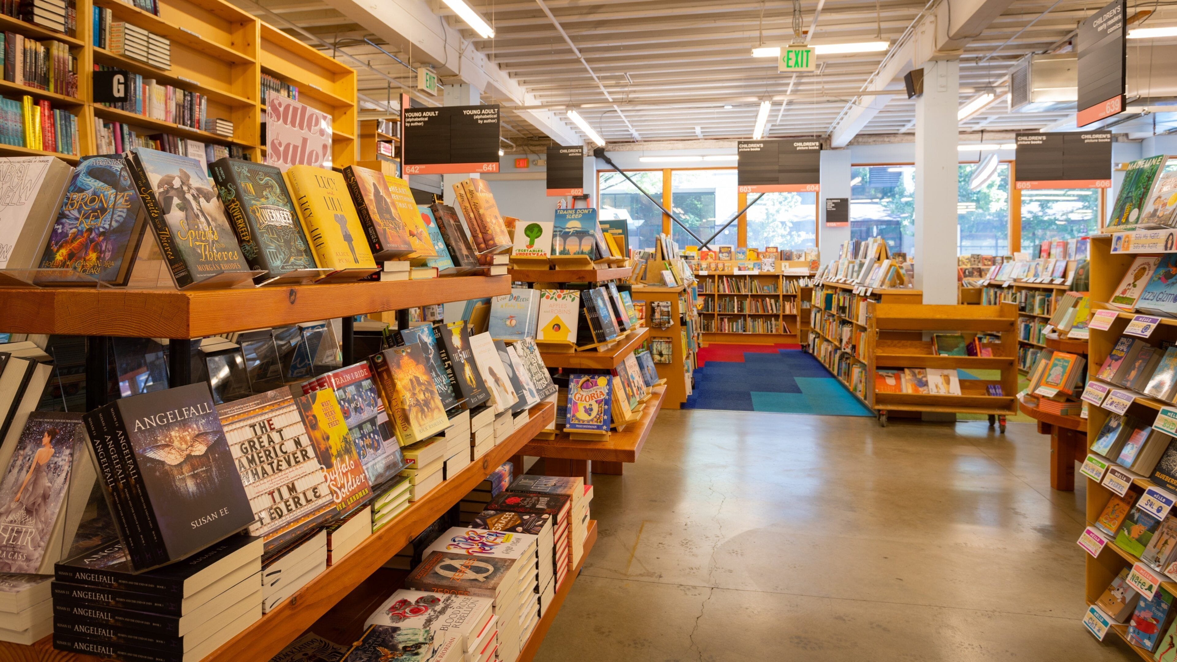 Eine Buchhandlung mit Bücherregalen und Teppichboden.