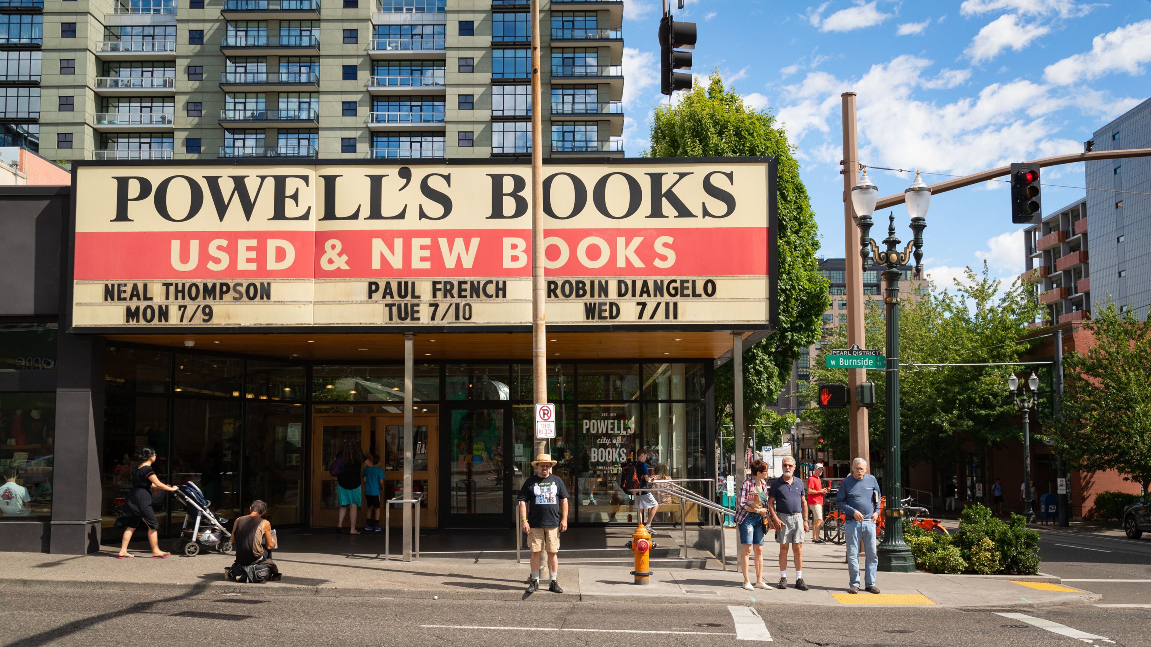 Uma livraria chamada Powell's Books com um anúncio de livros usados e novos.