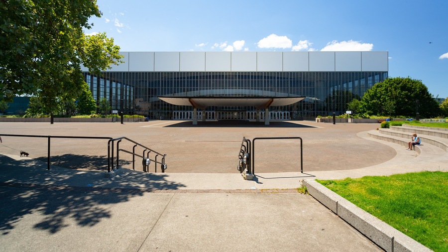 Veterans Memorial Coliseum which includes modern architecture