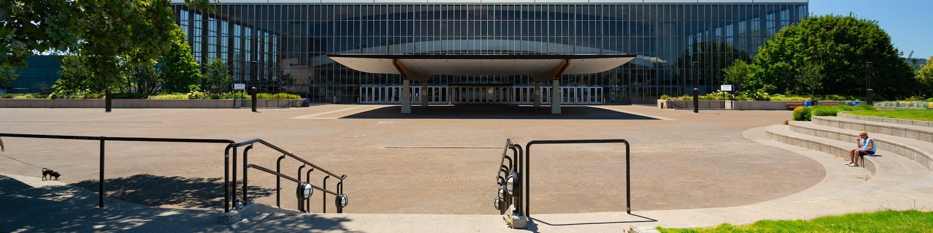 Veterans Memorial Coliseum which includes modern architecture