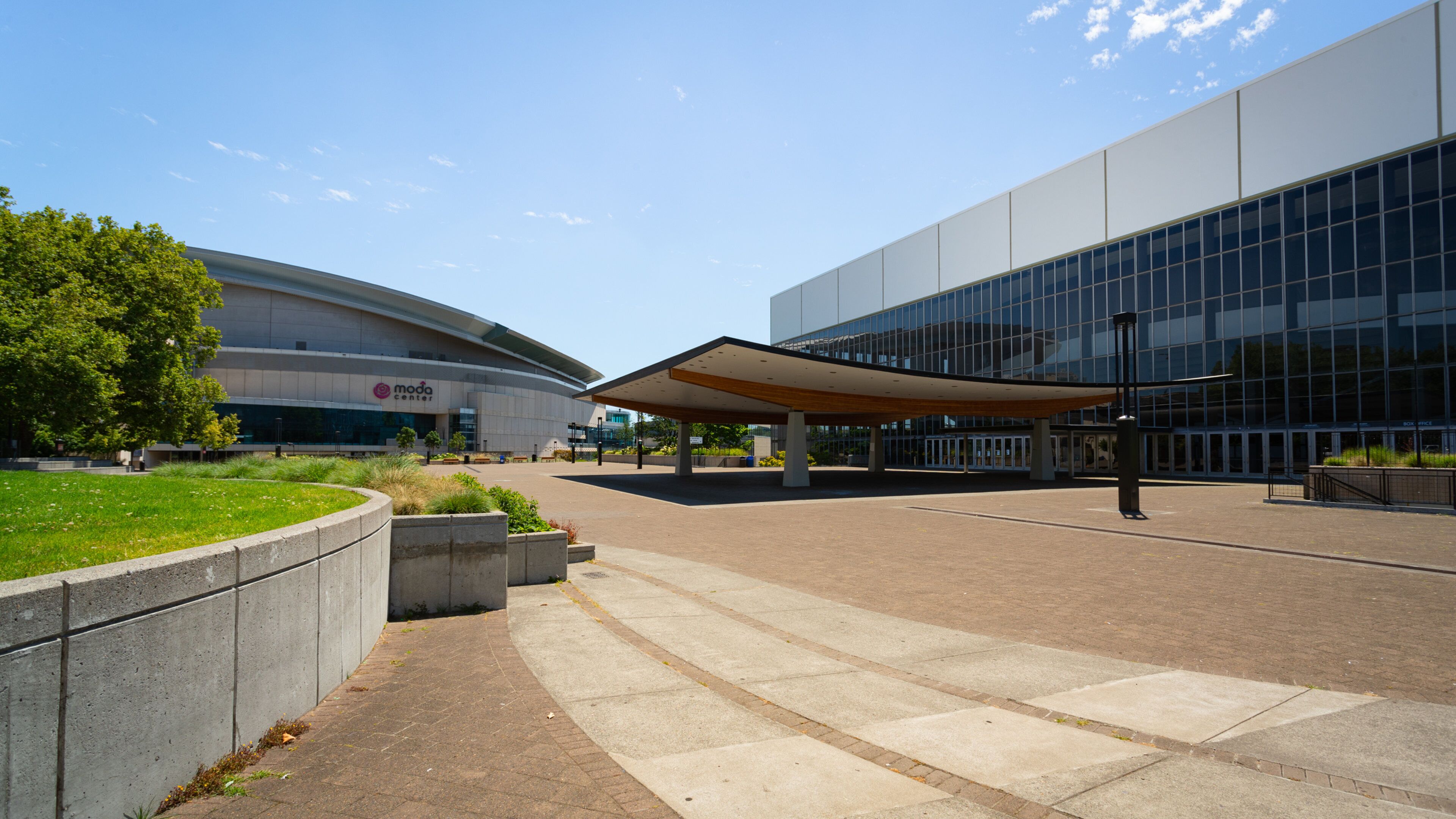 Veterans Memorial Coliseum which includes modern architecture