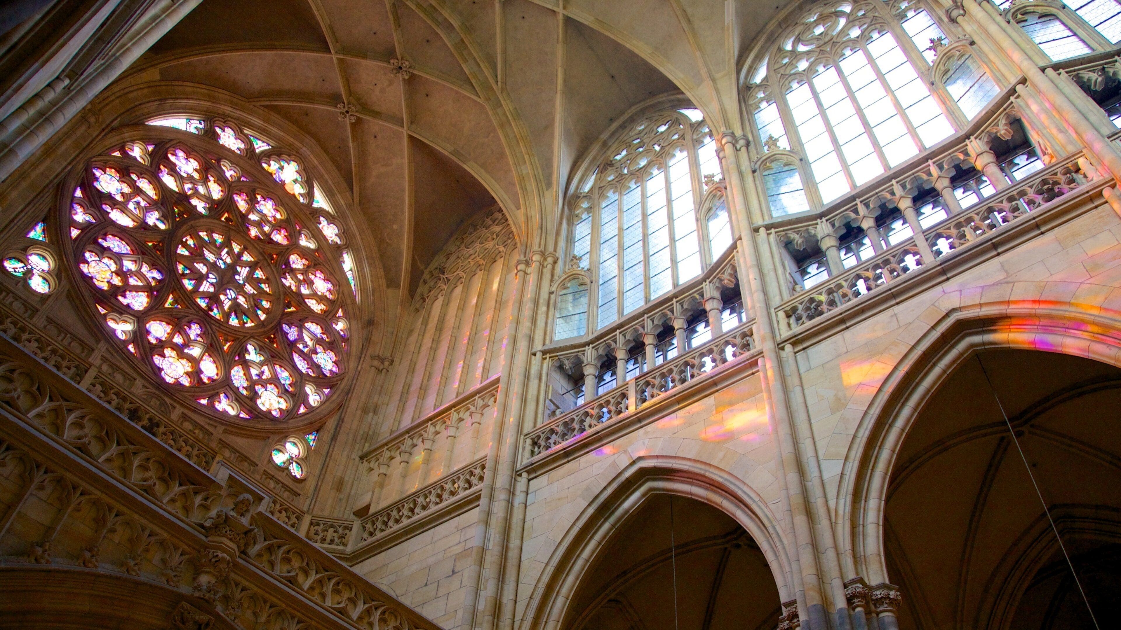 Veitsdom das einen Kirche oder Kathedrale, religiöse Elemente und Innenansichten