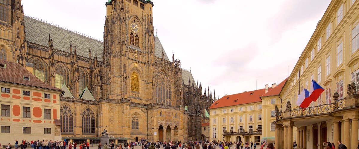 Catedral de San Vito ofreciendo una plaza, elementos patrimoniales y arquitectura patrimonial