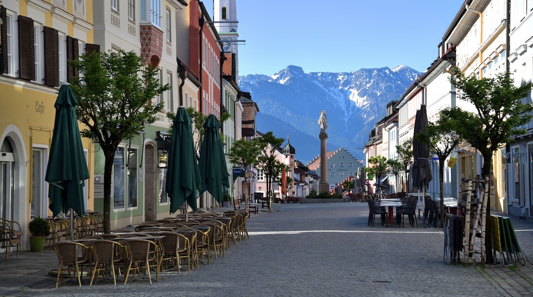 In der Fussgängerzone von Murnau am Staffelsee mit Blick auf die Alpen