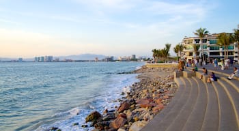 Malecon fasiliteter samt stenete kystlinje