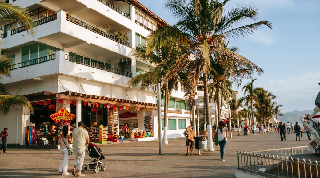 Malecon featuring a coastal town and street scenes