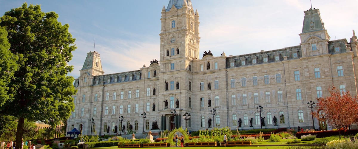 Parliament Building das einen historische Architektur, Park und Sonnenuntergang