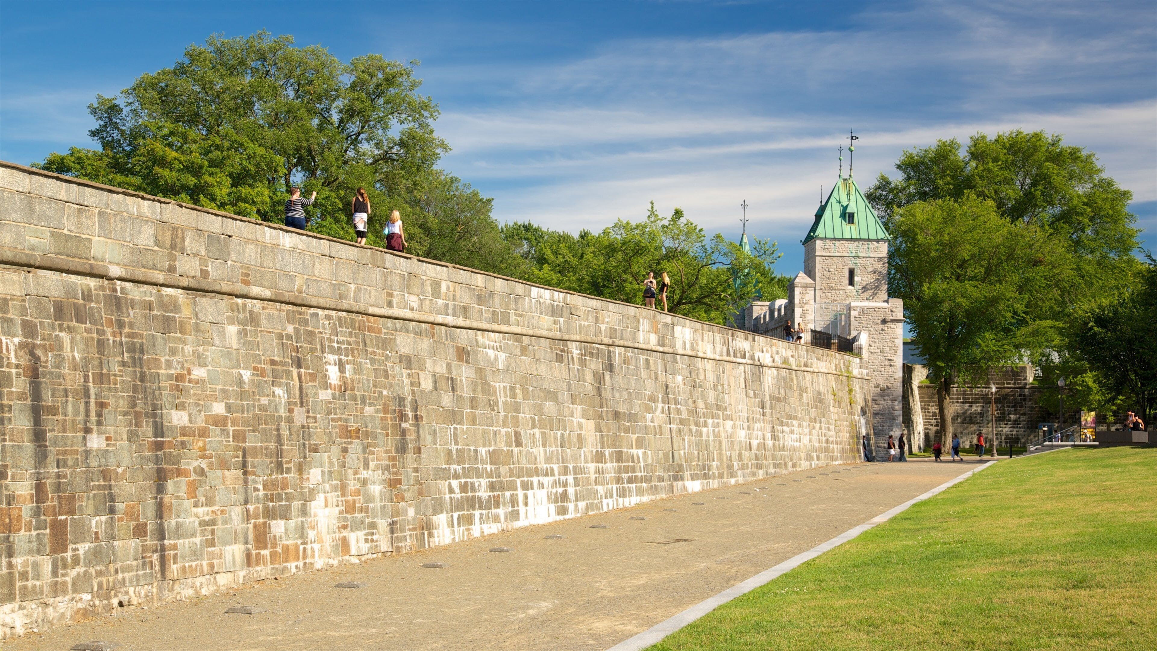 Parliament Building featuring a garden and heritage elements