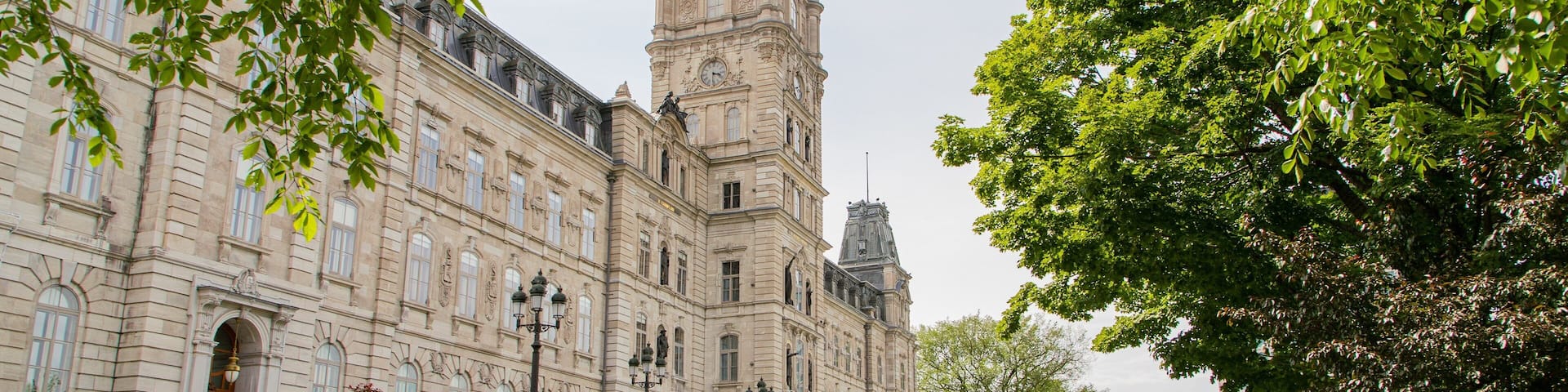 Parliament Building showing a park, heritage architecture and an administrative buidling