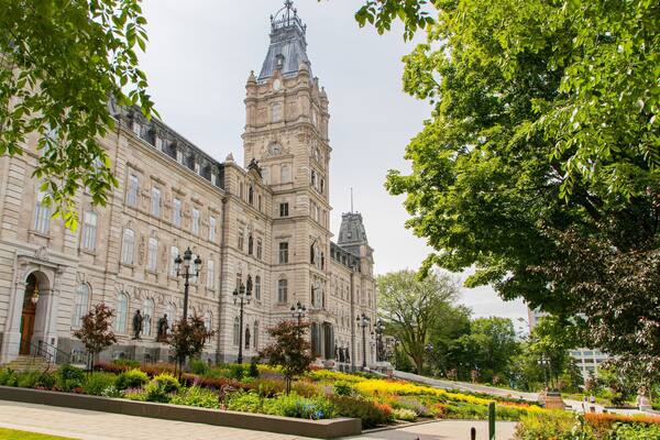 Parliament Building showing a park, heritage architecture and an administrative buidling
