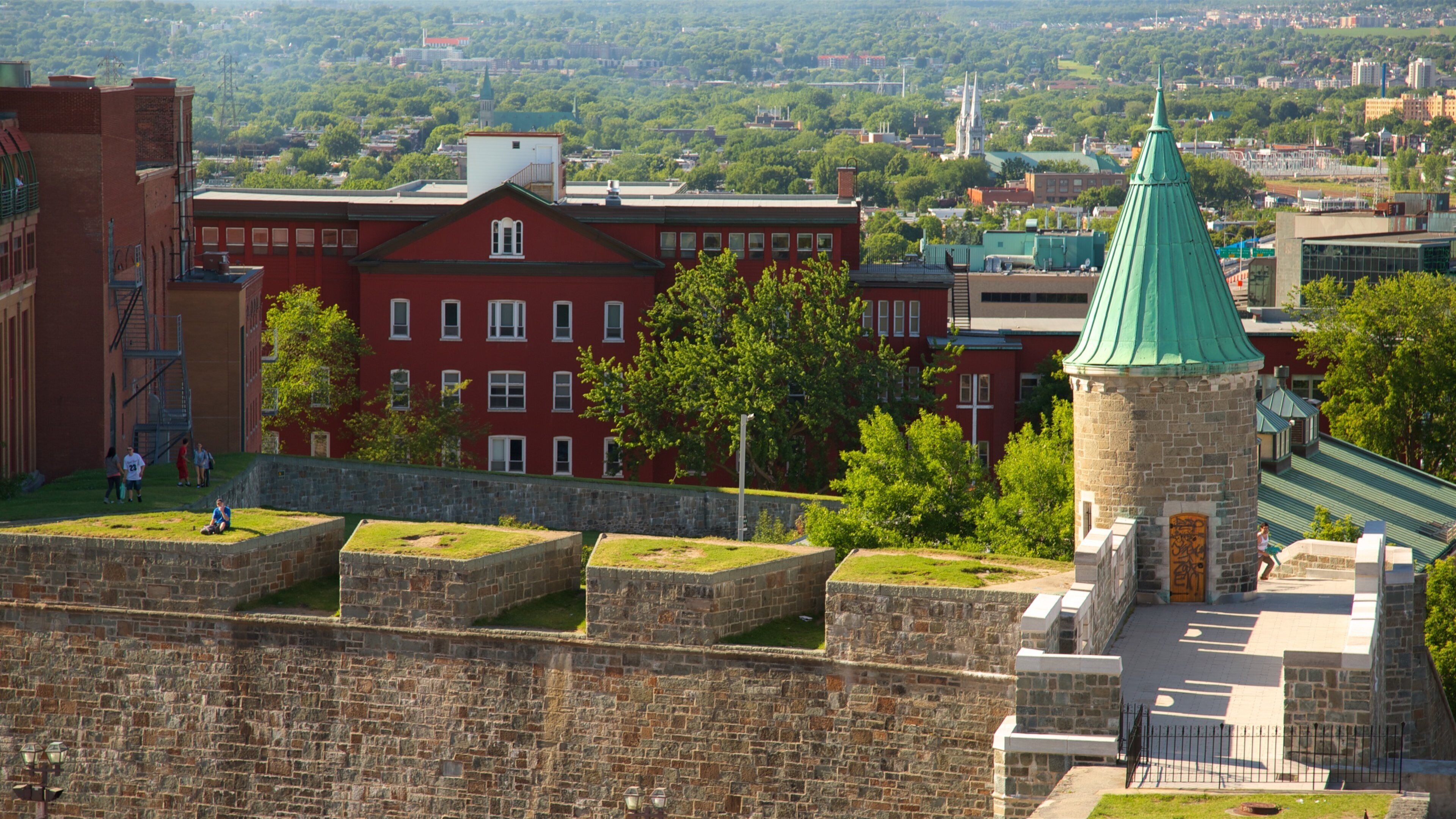 Parliament Building showing a small town or village and heritage elements