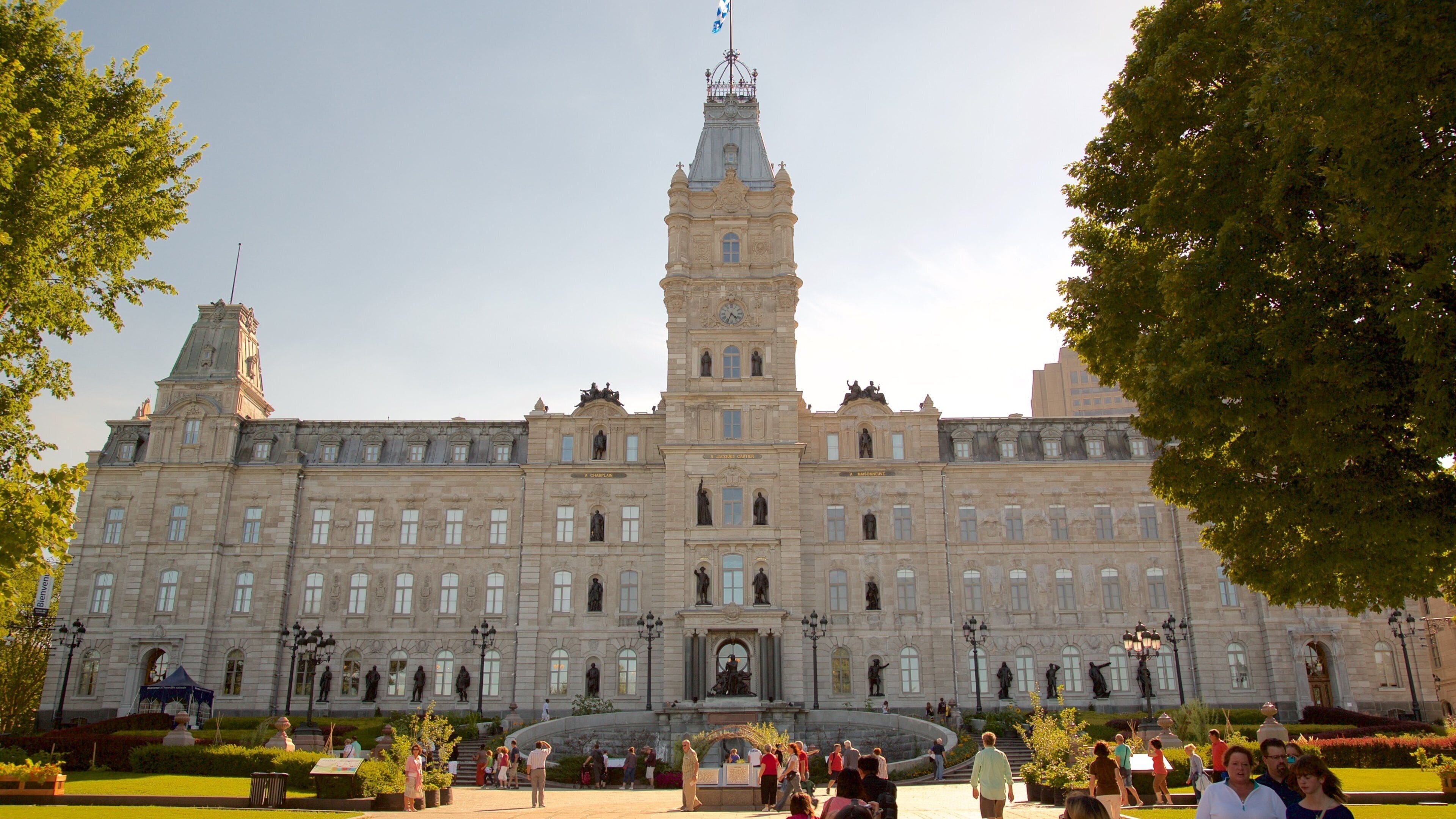國會大廈 设有 遺跡建築 和 夕陽 以及 小群人