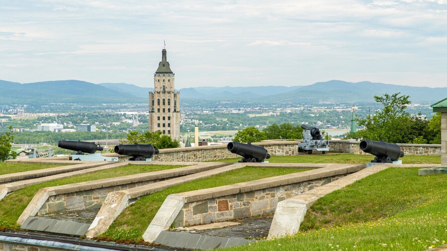 Citadelle of Quebec featuring heritage elements, a park and military items