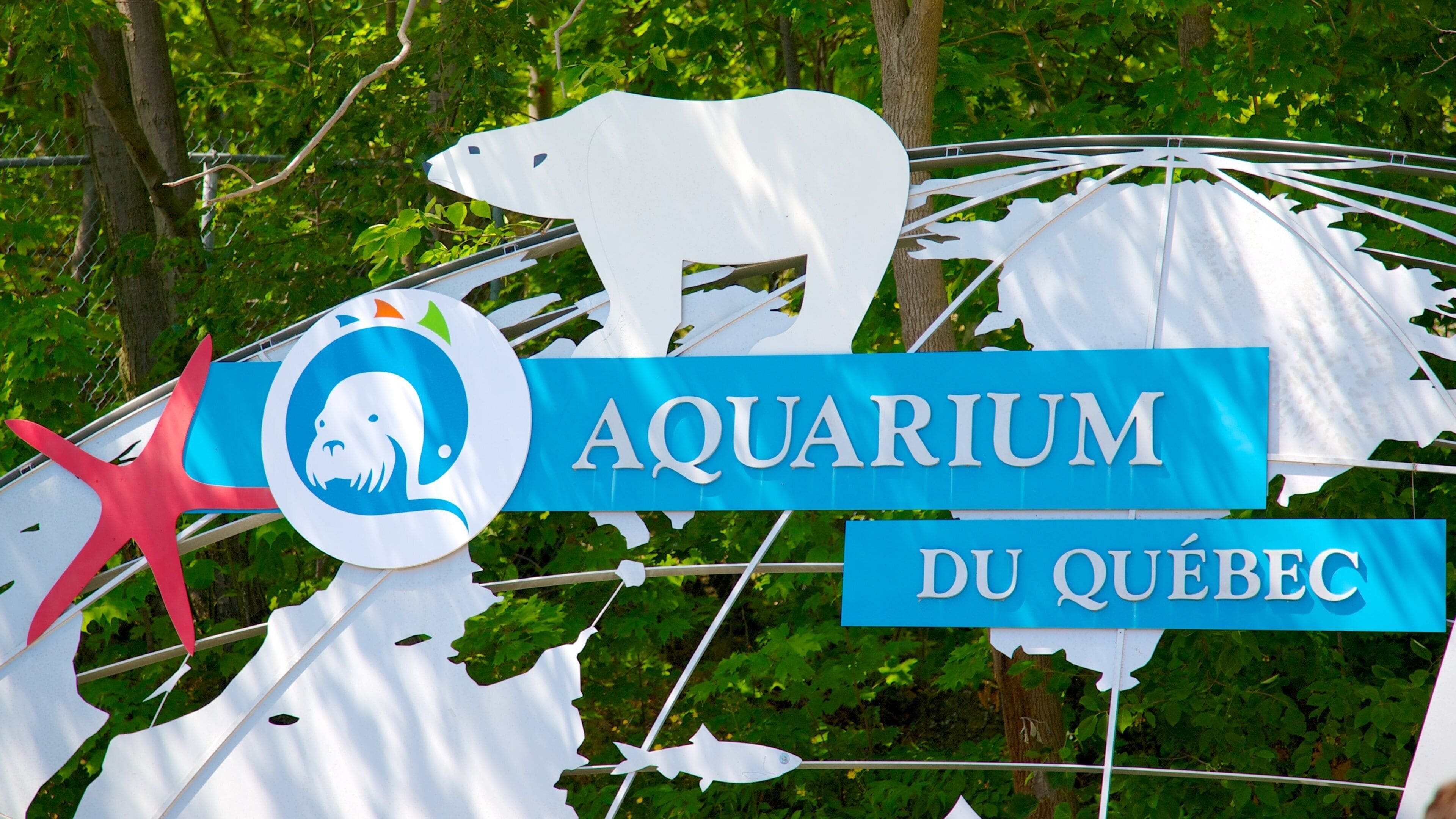 Quebec Aquarium Park which includes signage, marine life and zoo animals