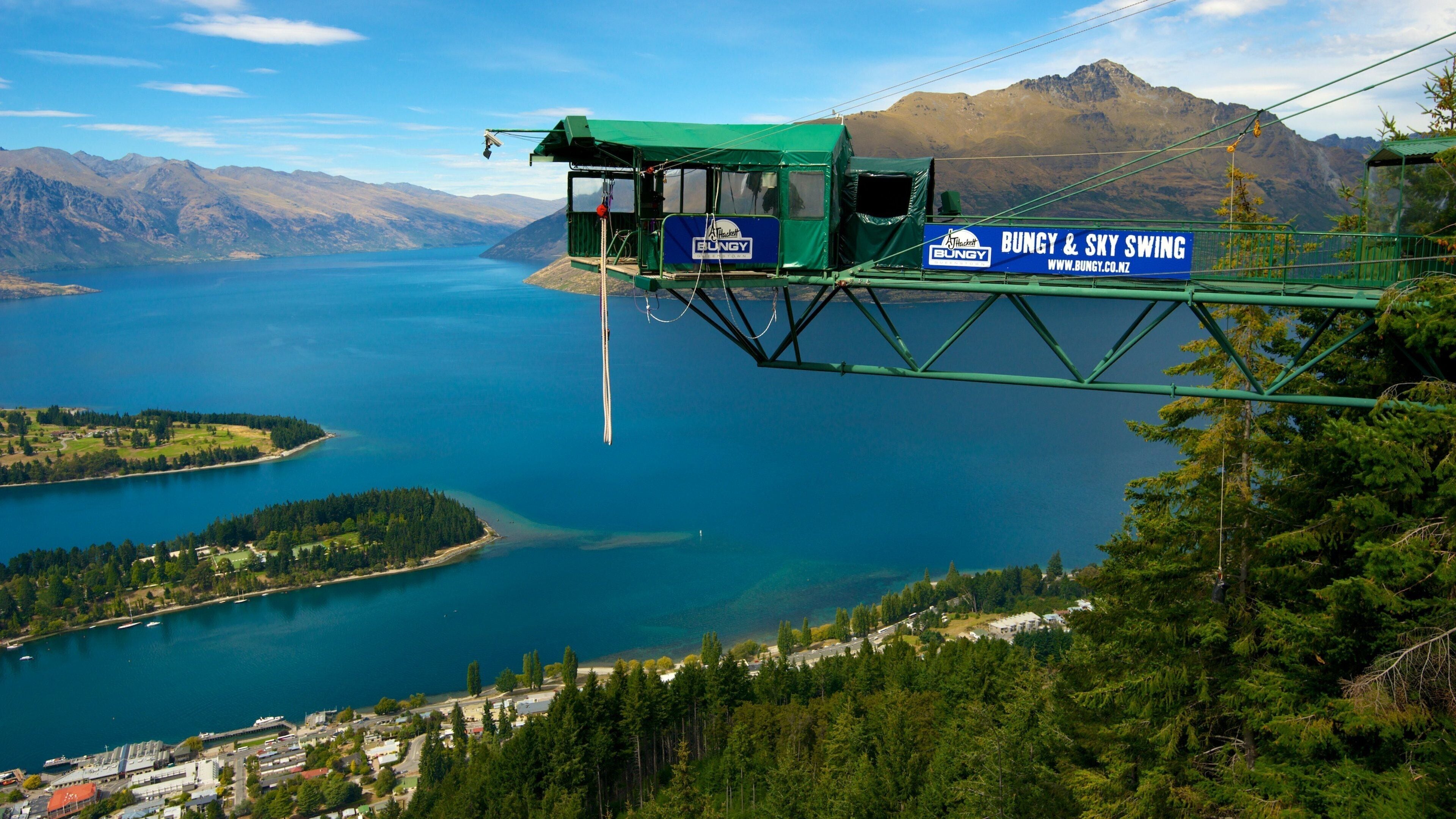 Skyline Queenstown featuring bungee jumping, views and a gondola