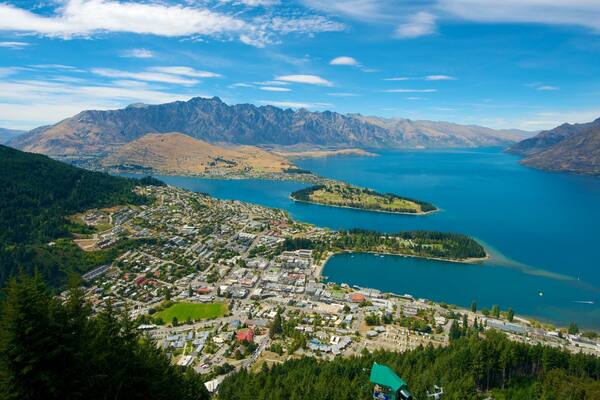 Skyline Gondola mostrando una localidad costera y una bahía o un puerto