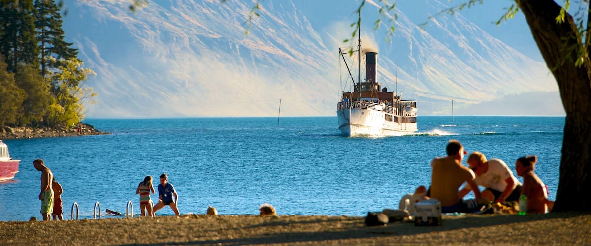 TSS Earnslaw Steamship ofreciendo una bahía o puerto, ir de pícnic y una playa de arena