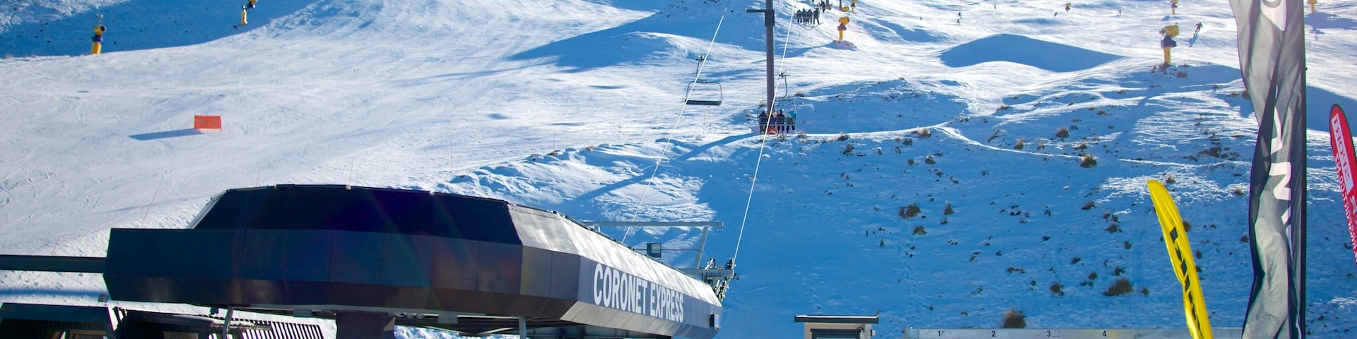 Coronet Peak Skigebiet das einen Schnee sowie große Menschengruppe
