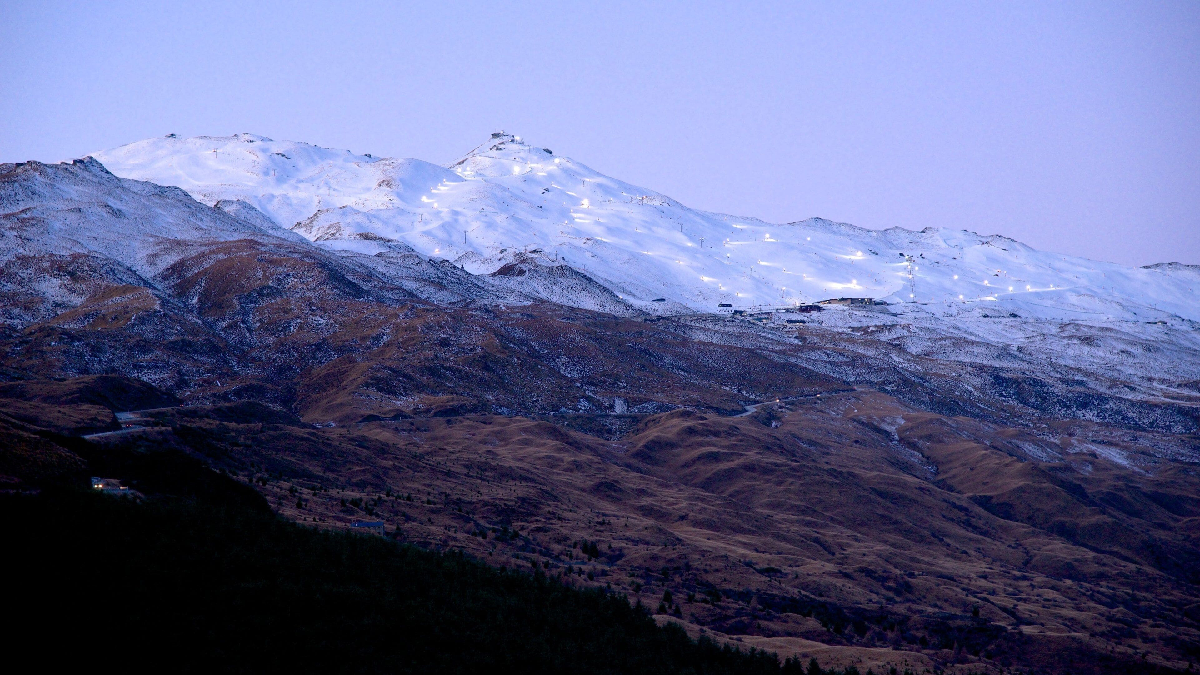 Coronet Peak skiområde som viser fjell og snø