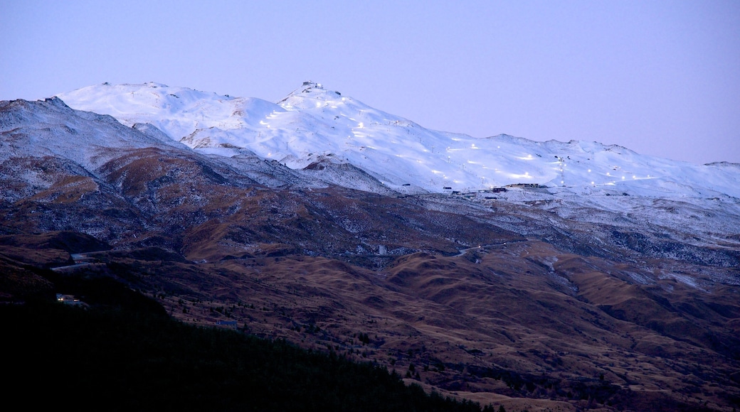 Coronet Peak skiområde som viser fjell og snø