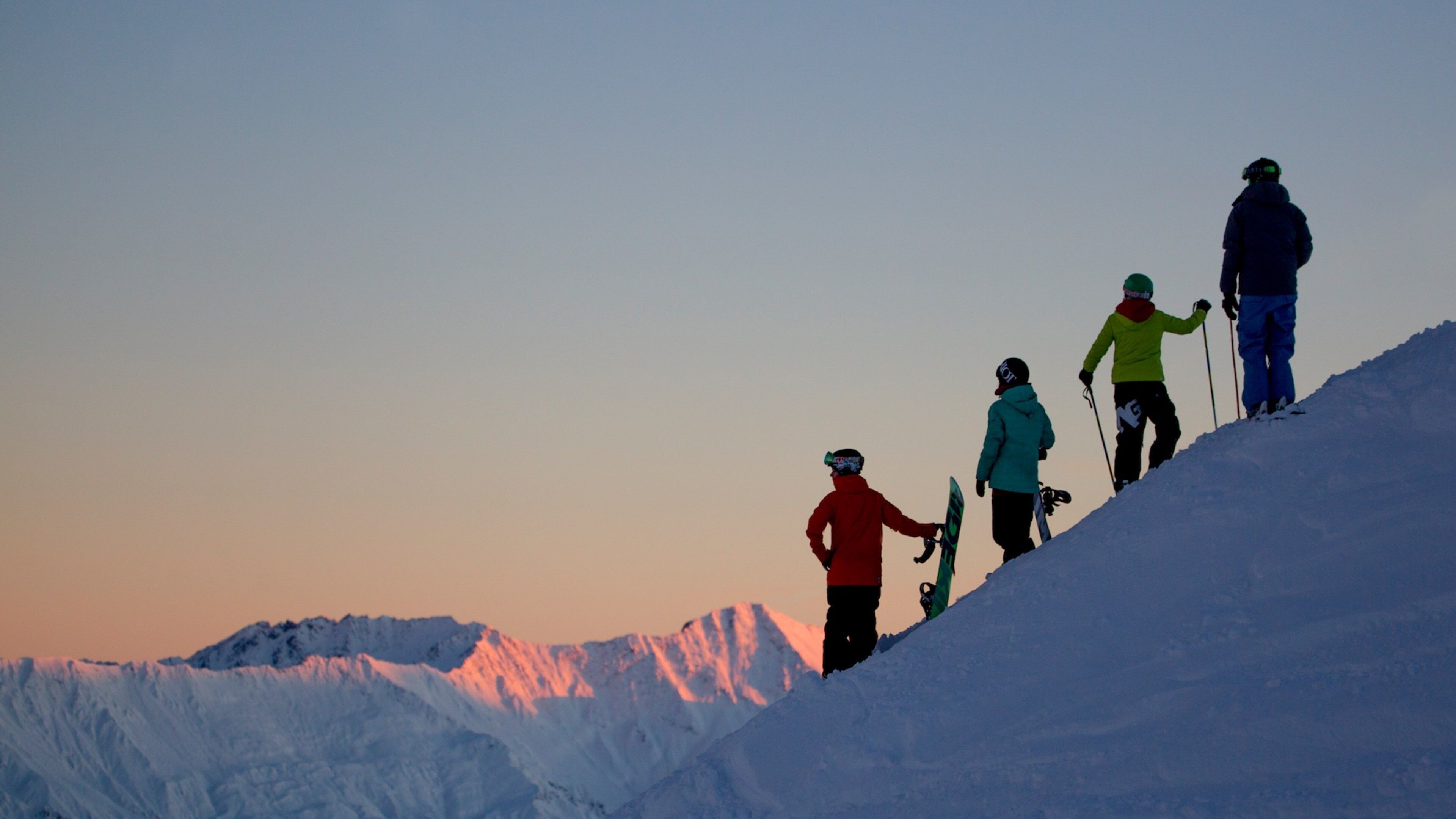 Coronet Peak Skigebiet welches beinhaltet Schnee sowie kleine Menschengruppe