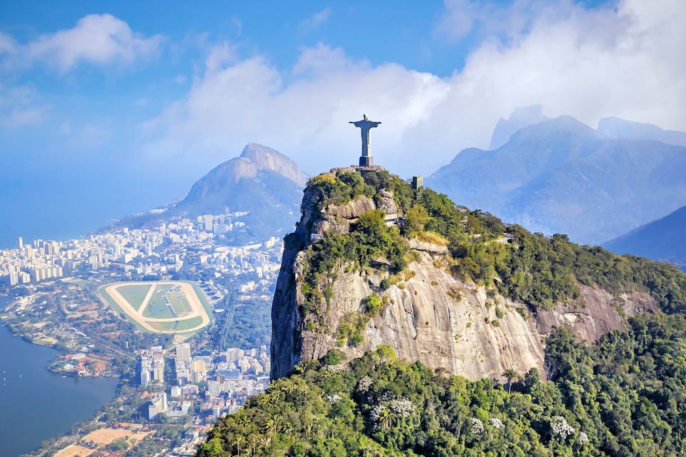 L'estàtua del Crist Redemptor sobre un pic de muntanya, amb vista a Rio de Janeiro.